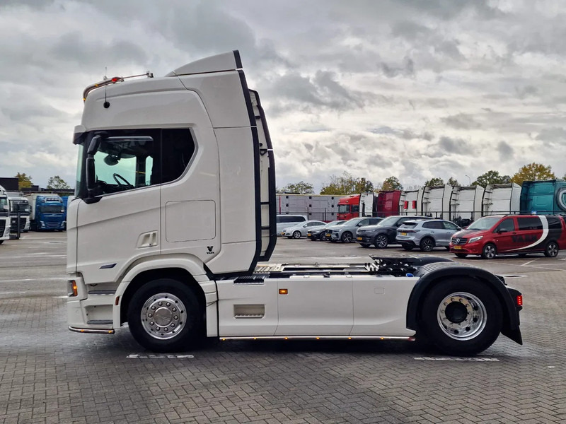 Scania R560 Highline 4x2 - Like new - Full spec - Facelift - Retarder - Night clima - Full air - Alloy wheels - Trekker: afbeelding 4 Scania R560 Highline 4x2 - Like new - Full spec - Facelift - Retarder - Night clima - Full air - Alloy wheels - Trekker: afbeelding 4