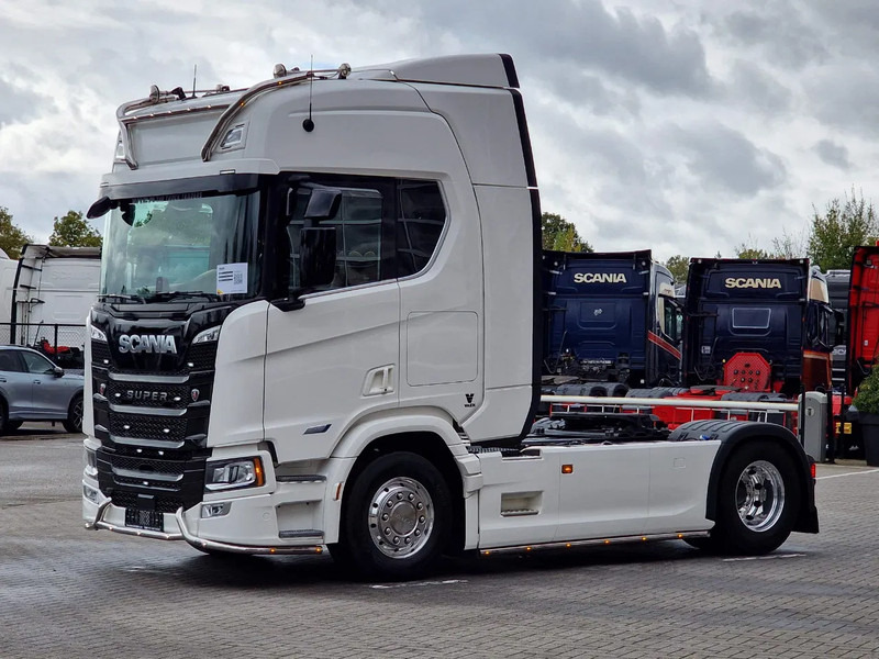 Scania R560 Highline 4x2 - Like new - Full spec - Facelift - Retarder - Night clima - Full air - Alloy wheels - Trekker: afbeelding 3 Scania R560 Highline 4x2 - Like new - Full spec - Facelift - Retarder - Night clima - Full air - Alloy wheels - Trekker: afbeelding 3