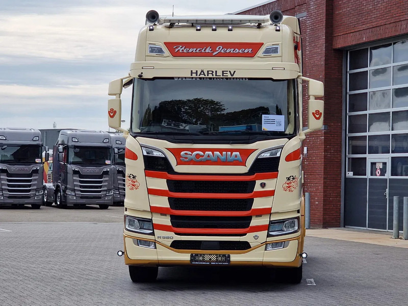 Scania R580 V8 NGS Highline 6x2 - PTO/Hydraulic - 2.95 WB - Retarder - Night clima - Custom interior - Trekker: afbeelding 2 Scania R580 V8 NGS Highline 6x2 - PTO/Hydraulic - 2.95 WB - Retarder - Night clima - Custom interior - Trekker: afbeelding 2