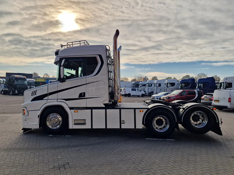 Scania T580 V8 Tuft Torpedo V8 - Custom exterior - Retarder - Full air - Show truck - Stack exhaust - Trekker: afbeelding 5 Scania T580 V8 Tuft Torpedo V8 - Custom exterior - Retarder - Full air - Show truck - Stack exhaust - Trekker: afbeelding 5