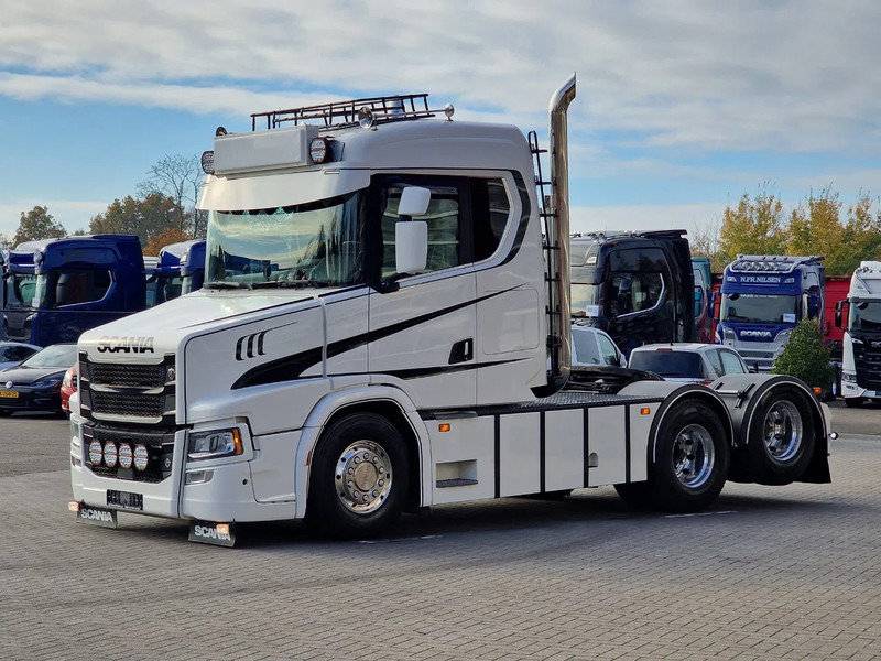 Scania T580 V8 Tuft Torpedo V8 - Custom exterior - Retarder - Full air - Show truck - Stack exhaust - Trekker: afbeelding 4 Scania T580 V8 Tuft Torpedo V8 - Custom exterior - Retarder - Full air - Show truck - Stack exhaust - Trekker: afbeelding 4