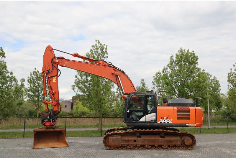 Hitachi ZX300 LC-6 | ROTOTILT | BUCKET | GPS - Rupsgraafmachine: afbeelding 1 Hitachi ZX300 LC-6 | ROTOTILT | BUCKET | GPS - Rupsgraafmachine: afbeelding 1