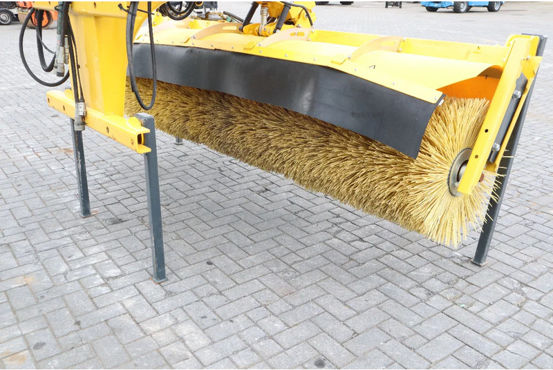 STARK RSW 3000 S | SWEEPER | BRUSH | KEHRMASCHINE | WATER SPRAY - Veeg: afbeelding 4 STARK RSW 3000 S | SWEEPER | BRUSH | KEHRMASCHINE | WATER SPRAY - Veeg: afbeelding 4