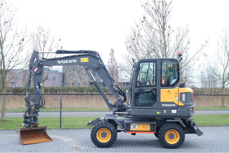 Volvo EW 60 E | DEMO | 30 KM/H | ROTOTILT + GRIPPER | BUCKET - Mobiele graafmachine: afbeelding 1 Volvo EW 60 E | DEMO | 30 KM/H | ROTOTILT + GRIPPER | BUCKET - Mobiele graafmachine: afbeelding 1