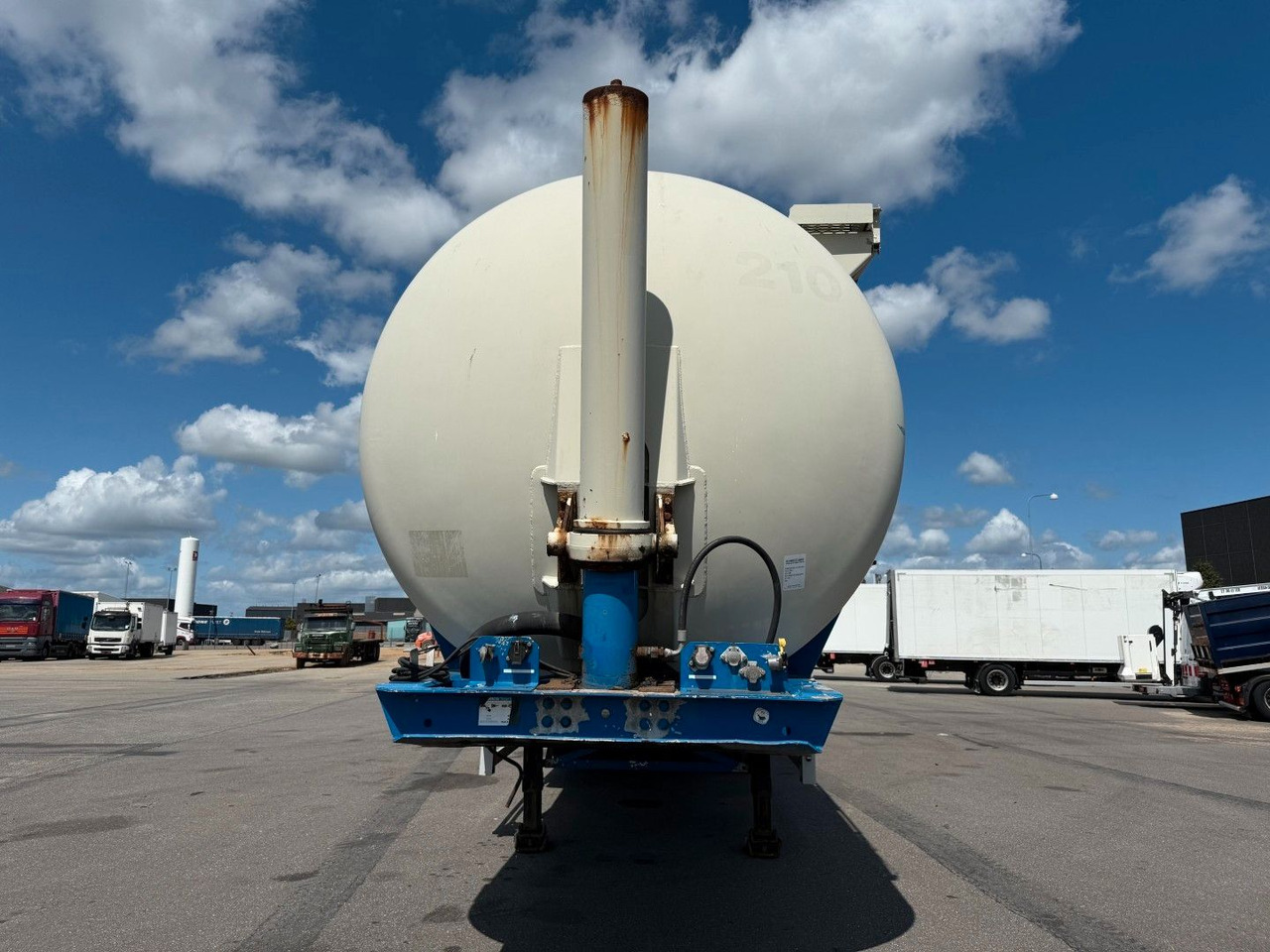 Feldbinder 3 axle 63 m3 Silo trailer Feldbinder 3 axle 63 m3 Silo trailer - Bulkoplegger: afbeelding 5 Feldbinder 3 axle 63 m3 Silo trailer Feldbinder 3 axle 63 m3 Silo trailer - Bulkoplegger: afbeelding 5