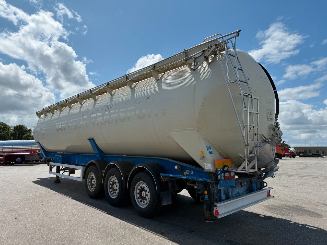 Feldbinder 3 axle 63 m3 Silo trailer Feldbinder 3 axle 63 m3 Silo trailer - Bulkoplegger: afbeelding 4 Feldbinder 3 axle 63 m3 Silo trailer Feldbinder 3 axle 63 m3 Silo trailer - Bulkoplegger: afbeelding 4