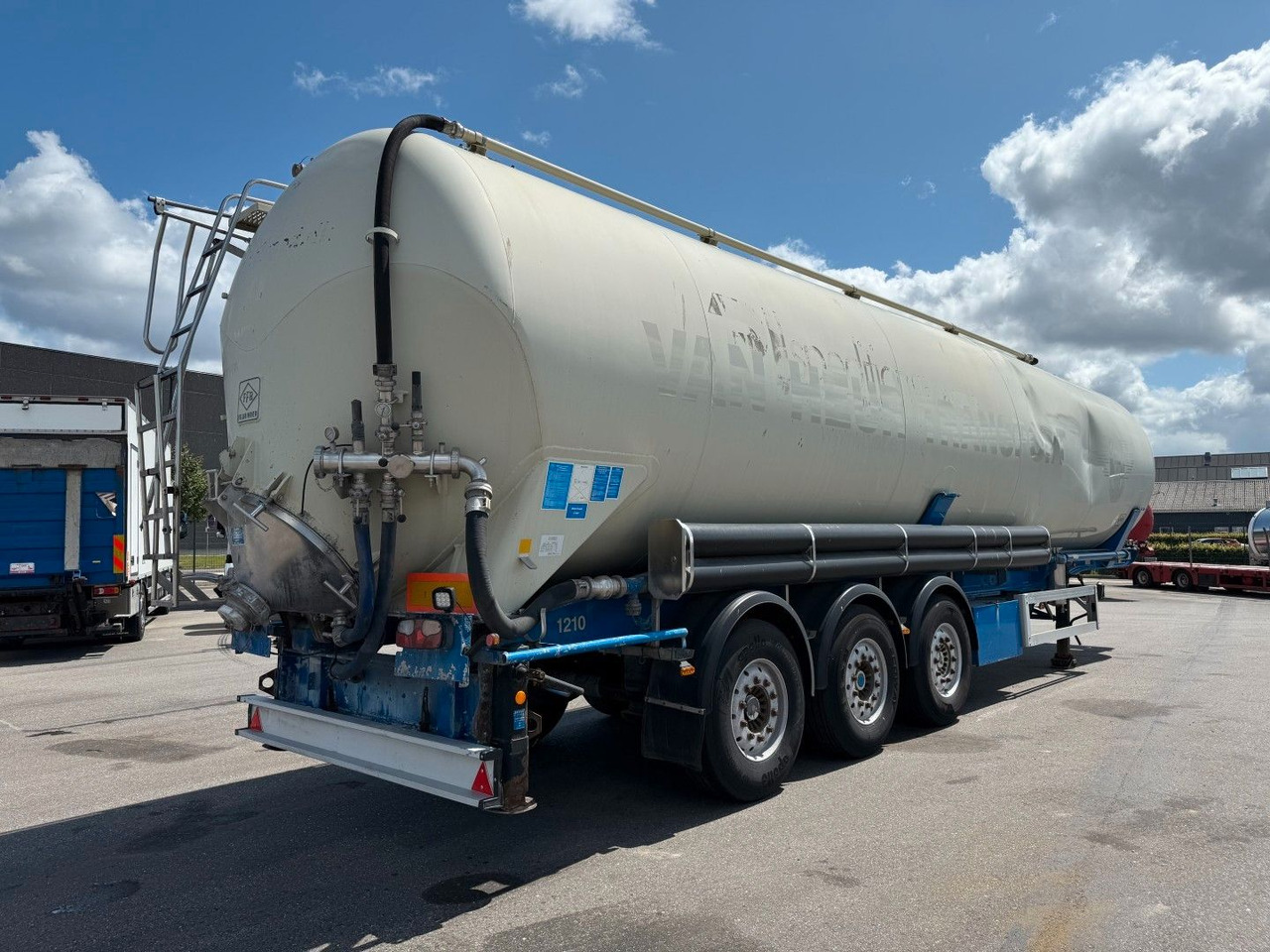 Feldbinder 3 axle 63 m3 Silo trailer Feldbinder 3 axle 63 m3 Silo trailer - Bulkoplegger: afbeelding 3 Feldbinder 3 axle 63 m3 Silo trailer Feldbinder 3 axle 63 m3 Silo trailer - Bulkoplegger: afbeelding 3