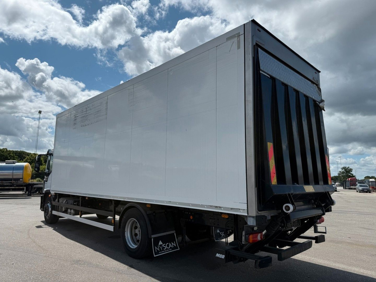 Iveco 180E32 4x2 Schmitz / Thermo King T-1200R Spectru Iveco 180E32 4x2 Schmitz / Thermo King T-1200R Spectru - Koelwagen vrachtwagen: afbeelding 4 Iveco 180E32 4x2 Schmitz / Thermo King T-1200R Spectru Iveco 180E32 4x2 Schmitz / Thermo King T-1200R Spectru - Koelwagen vrachtwagen: afbeelding 4