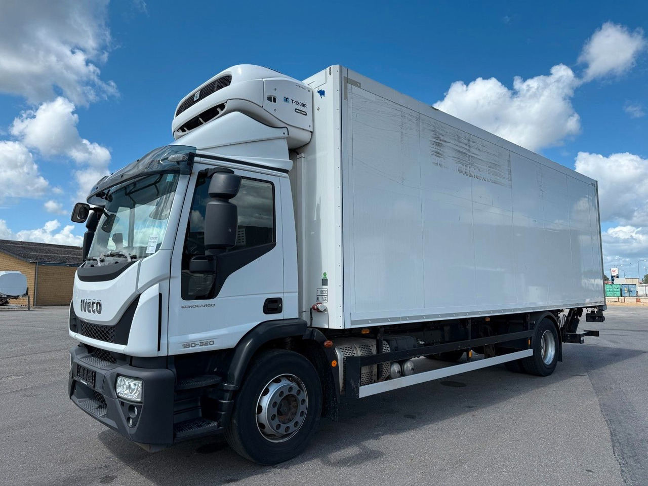 Iveco 180E32 4x2 Schmitz / Thermo King T-1200R Spectru Iveco 180E32 4x2 Schmitz / Thermo King T-1200R Spectru - Koelwagen vrachtwagen: afbeelding 1 Iveco 180E32 4x2 Schmitz / Thermo King T-1200R Spectru Iveco 180E32 4x2 Schmitz / Thermo King T-1200R Spectru - Koelwagen vrachtwagen: afbeelding 1