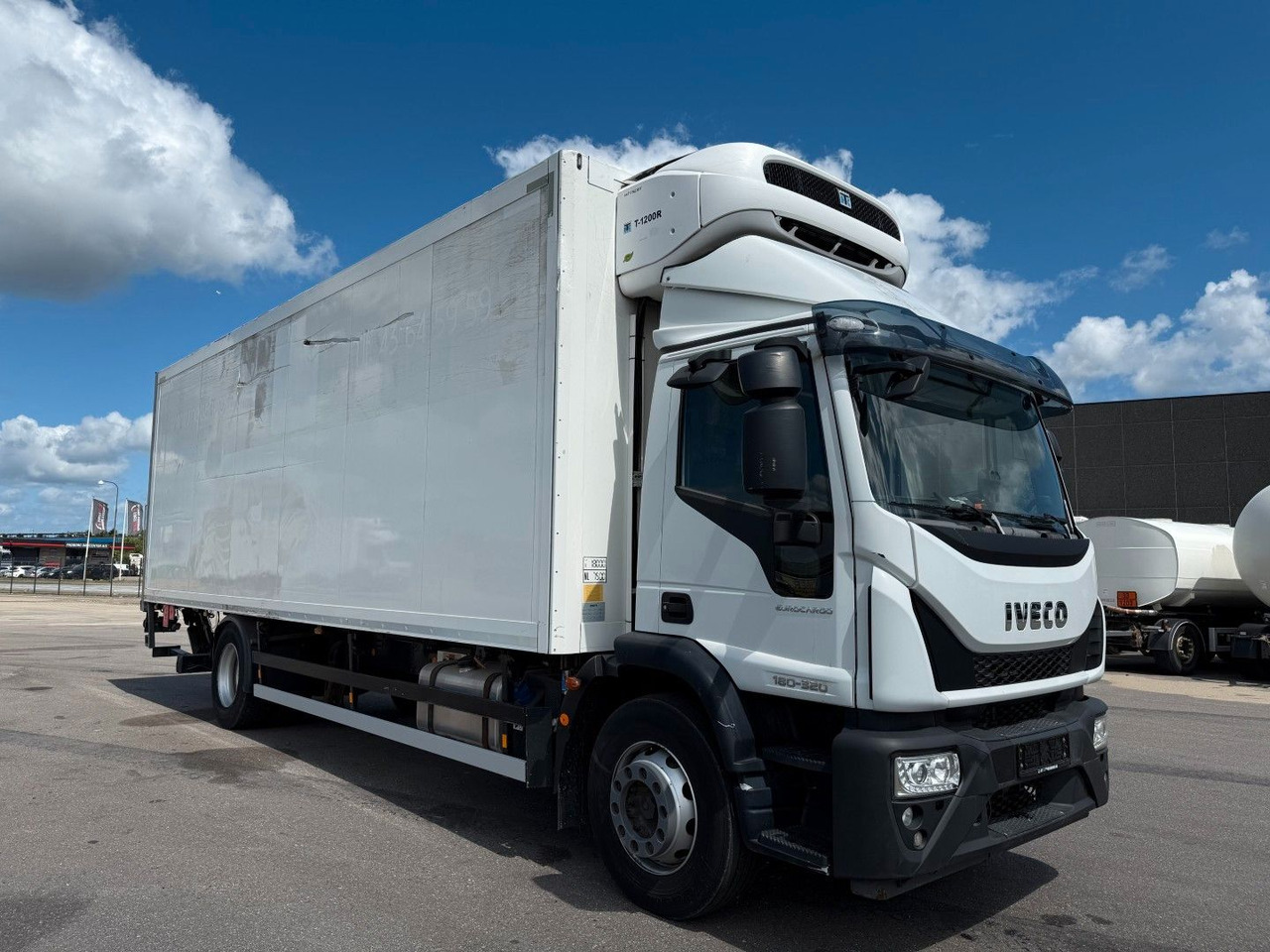 Iveco 180E32 4x2 Schmitz / Thermo King T-1200R Spectru Iveco 180E32 4x2 Schmitz / Thermo King T-1200R Spectru - Koelwagen vrachtwagen: afbeelding 2 Iveco 180E32 4x2 Schmitz / Thermo King T-1200R Spectru Iveco 180E32 4x2 Schmitz / Thermo King T-1200R Spectru - Koelwagen vrachtwagen: afbeelding 2