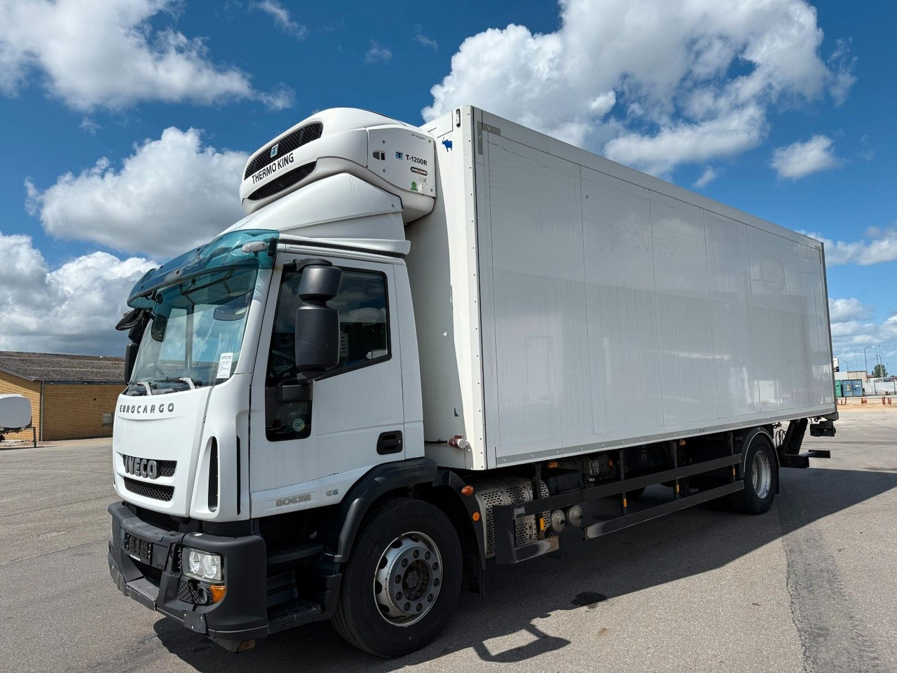 Iveco 180E32 Schmitz / Thermo King T-1200R Spectrum Iveco 180E32 Schmitz / Thermo King T-1200R Spectrum - Koelwagen vrachtwagen: afbeelding 1 Iveco 180E32 Schmitz / Thermo King T-1200R Spectrum Iveco 180E32 Schmitz / Thermo King T-1200R Spectrum - Koelwagen vrachtwagen: afbeelding 1