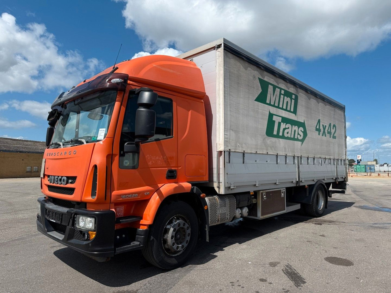 Iveco EuroCargo 180 E28 Euro 6 Freight Iveco EuroCargo 180 E28 Euro 6 Freight / Pritsche - Schuifzeilen vrachtwagen: afbeelding 1 Iveco EuroCargo 180 E28 Euro 6 Freight Iveco EuroCargo 180 E28 Euro 6 Freight / Pritsche - Schuifzeilen vrachtwagen: afbeelding 1