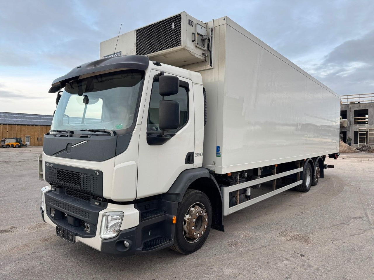Volvo FE320 6x2*4 Frigoblock FK25SL 9.9 m Frigobox - Koelwagen vrachtwagen: afbeelding 1 Volvo FE320 6x2*4 Frigoblock FK25SL 9.9 m Frigobox - Koelwagen vrachtwagen: afbeelding 1
