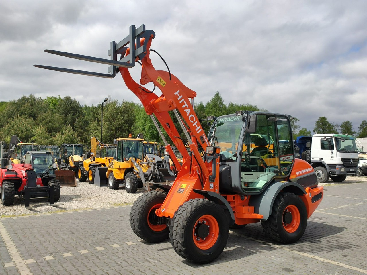 Hitachi ZW75 Wheel Loader Szybko-Złącze Widły Stan Bardzo Dobry - Wiellader: afbeelding 1 Hitachi ZW75 Wheel Loader Szybko-Złącze Widły Stan Bardzo Dobry - Wiellader: afbeelding 1