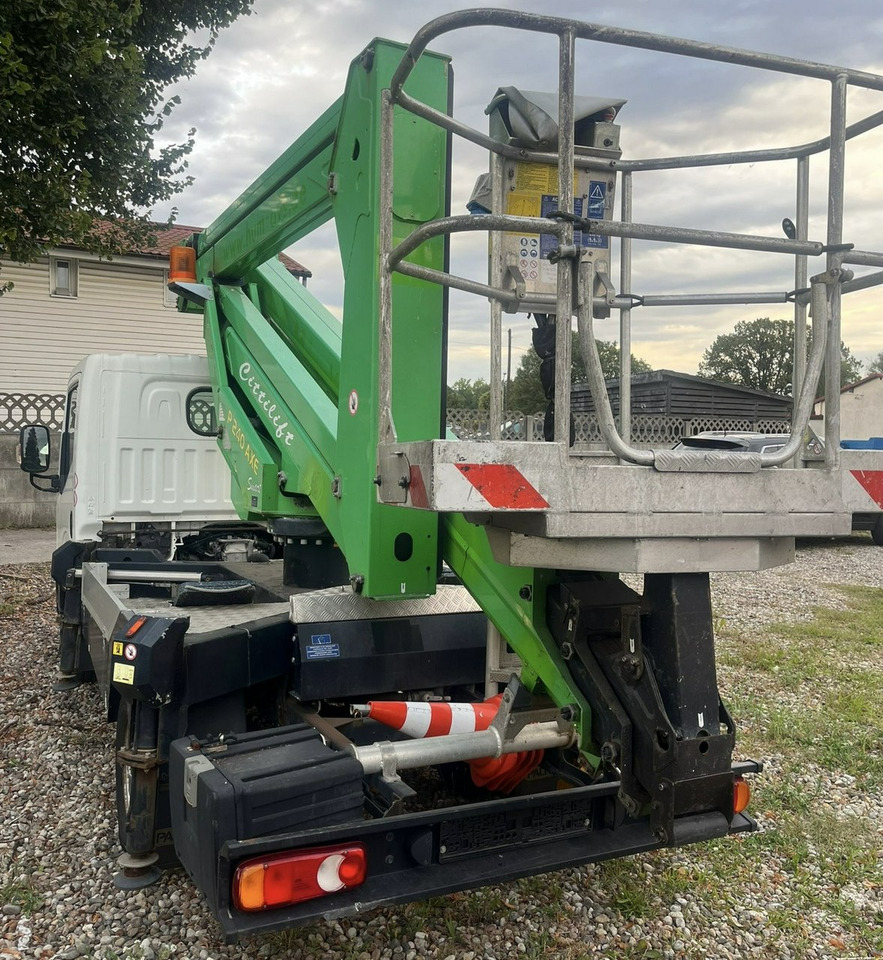 Nissan Cabstar Zwyżka Podmośnik Koszowy PALFINGER P240 AXE UDT - Vrachtwagen hoogwerker: afbeelding 3 Nissan Cabstar Zwyżka Podmośnik Koszowy PALFINGER P240 AXE UDT - Vrachtwagen hoogwerker: afbeelding 3