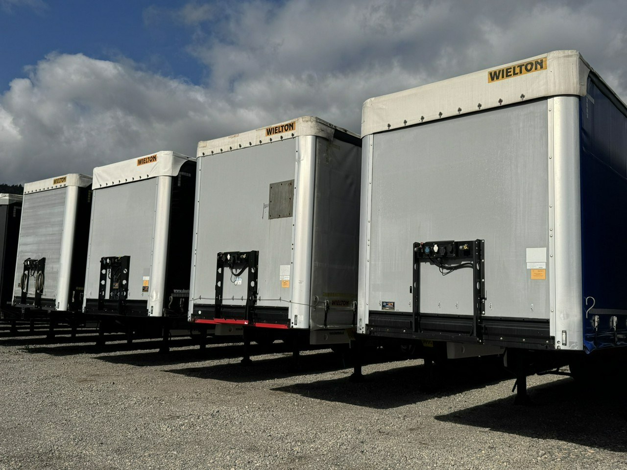 Wielton Standard Osie SAF - Schuifzeiloplegger: afbeelding 1 Wielton Standard Osie SAF - Schuifzeiloplegger: afbeelding 1