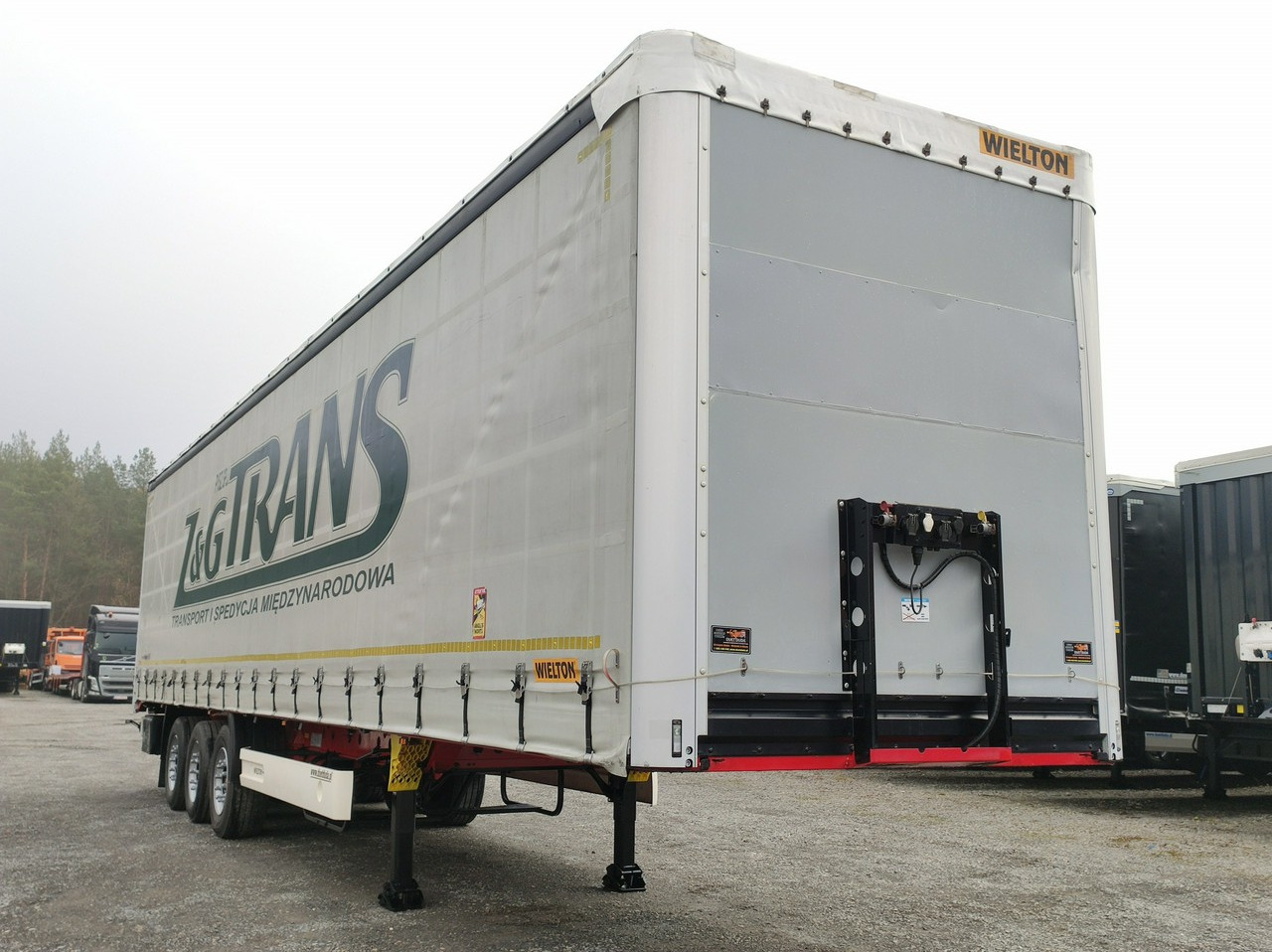 Wielton Standard Osie SAF - Schuifzeiloplegger: afbeelding 4 Wielton Standard Osie SAF - Schuifzeiloplegger: afbeelding 4