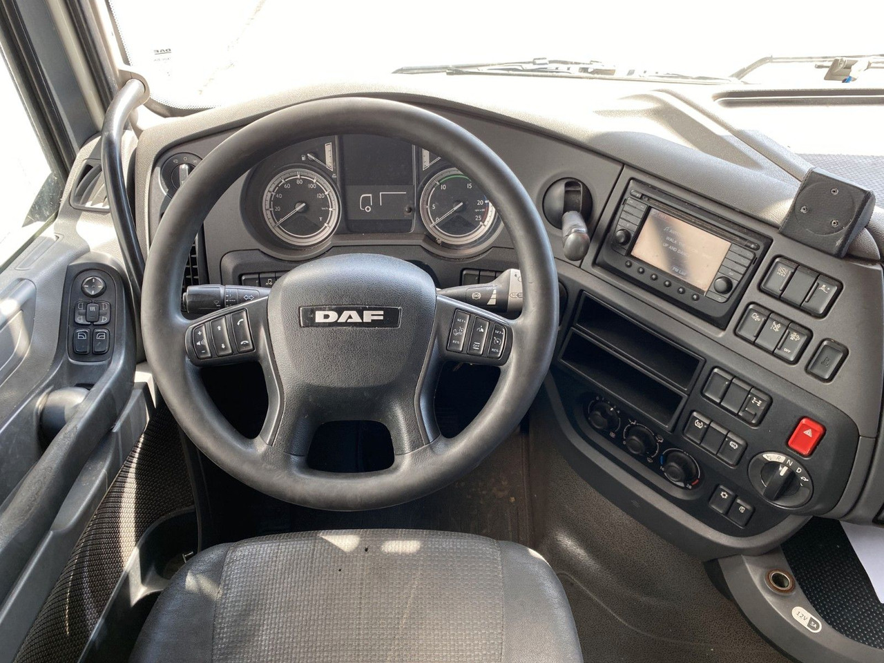 Trekker DAF XF 460 Super Space Cab | Klima*Vollspoiler: afbeelding 15