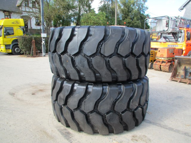 HILO 35/65R33 LCHS - Band voor Bouwmachine: afbeelding 1 HILO 35/65R33 LCHS - Band voor Bouwmachine: afbeelding 1