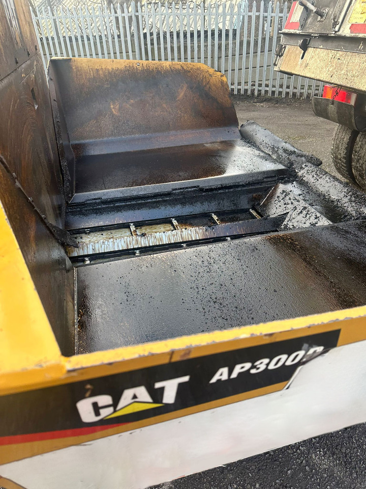 Caterpillar AP300D - Asfaltafwerkmachine: afbeelding 5 Caterpillar AP300D - Asfaltafwerkmachine: afbeelding 5