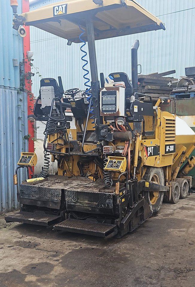 Caterpillar AP300D - Asfaltafwerkmachine: afbeelding 3 Caterpillar AP300D - Asfaltafwerkmachine: afbeelding 3