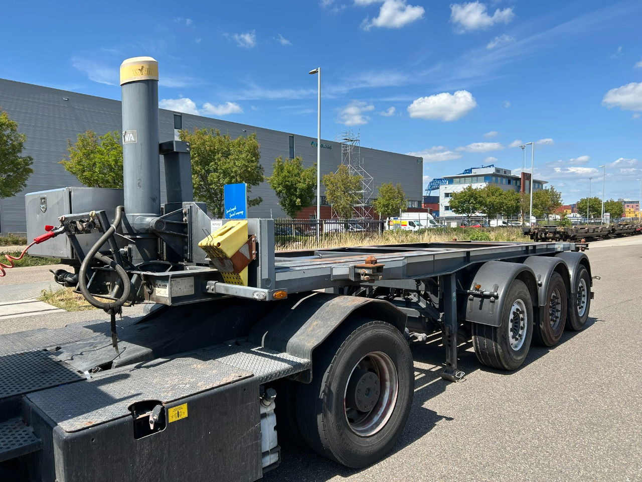 Mafa 2 x in stock 20 ft tipping chassis / disc brakes / lifting axle / alcoa wheels - Containertransporter/ Wissellaadbak oplegger: afbeelding 1 Mafa 2 x in stock 20 ft tipping chassis / disc brakes / lifting axle / alcoa wheels - Containertransporter/ Wissellaadbak oplegger: afbeelding 1