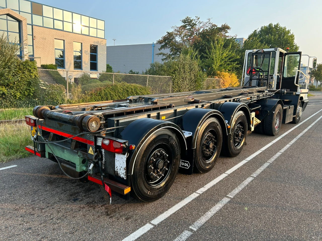 Van Hool Cable system 90 tipping / disc brakes bpw / lifting axle / remote control - Containertransporter/ Wissellaadbak oplegger: afbeelding 2 Van Hool Cable system 90 tipping / disc brakes bpw / lifting axle / remote control - Containertransporter/ Wissellaadbak oplegger: afbeelding 2