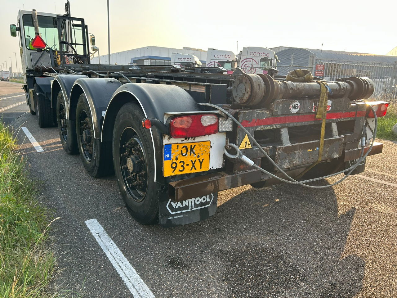 Van Hool Cable system 90 tipping / disc brakes bpw / lifting axle / remote control - Containertransporter/ Wissellaadbak oplegger: afbeelding 4 Van Hool Cable system 90 tipping / disc brakes bpw / lifting axle / remote control - Containertransporter/ Wissellaadbak oplegger: afbeelding 4