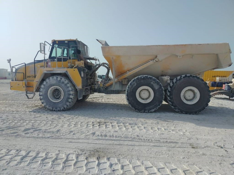 Komatsu HM400-3R (4 pieces available in Abu Dhabi) - Kiepwagen met knikbesturing: afbeelding 1 Komatsu HM400-3R (4 pieces available in Abu Dhabi) - Kiepwagen met knikbesturing: afbeelding 1