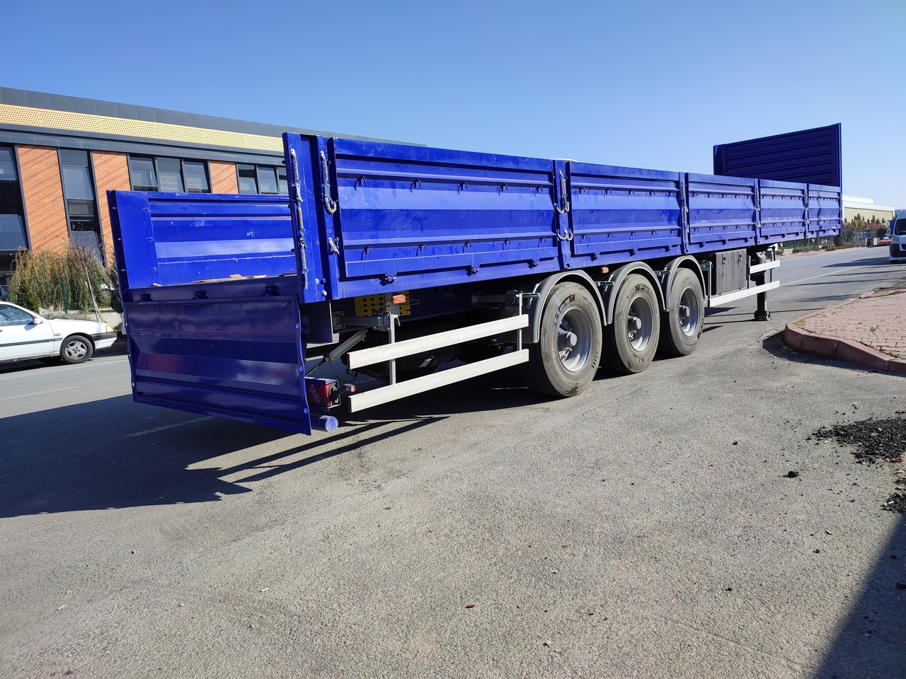 SINAN TANKER-TREYLER FlatBed - Special Platform - Open bak met boorden oplegger: afbeelding 1 SINAN TANKER-TREYLER FlatBed - Special Platform - Open bak met boorden oplegger: afbeelding 1