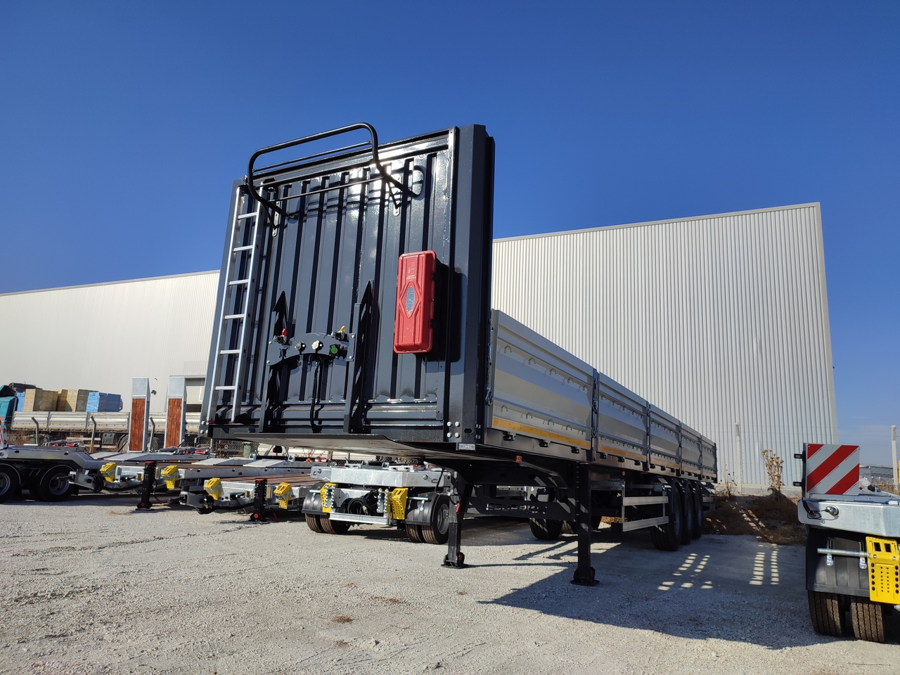 SINAN TANKER-TREYLER FlatBed - Special Platform - Open bak met boorden oplegger: afbeelding 3 SINAN TANKER-TREYLER FlatBed - Special Platform - Open bak met boorden oplegger: afbeelding 3