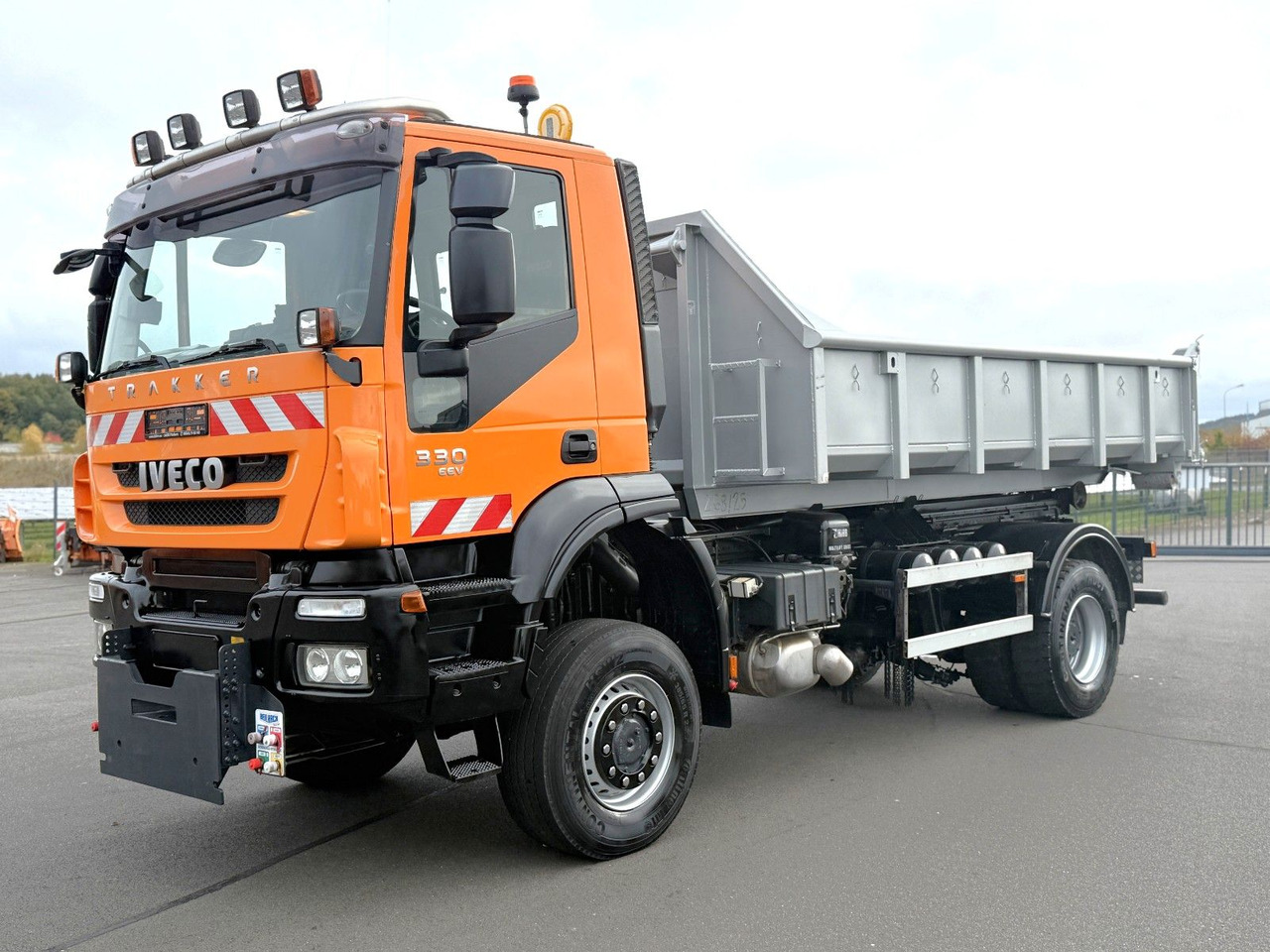 Iveco Trakker 330 EEV Winterdienst Abroll - Haakarmsysteem vrachtwagen: afbeelding 1 Iveco Trakker 330 EEV Winterdienst Abroll - Haakarmsysteem vrachtwagen: afbeelding 1