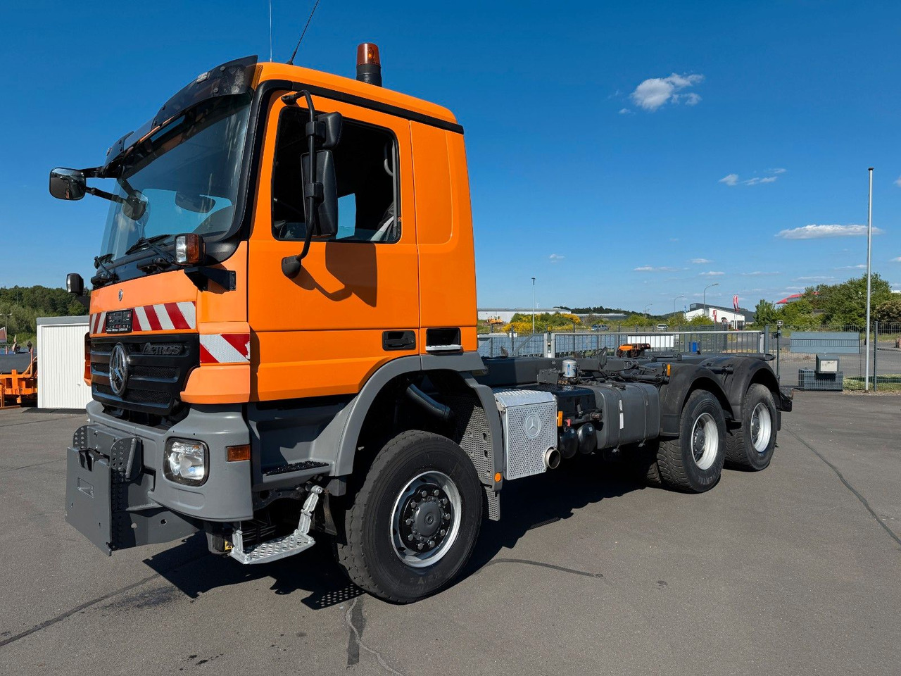 Mercedes-Benz Actros 3341 6x6 Kipperfahrgestell mit Zylinder - Chassis vrachtwagen: afbeelding 1 Mercedes-Benz Actros 3341 6x6 Kipperfahrgestell mit Zylinder - Chassis vrachtwagen: afbeelding 1