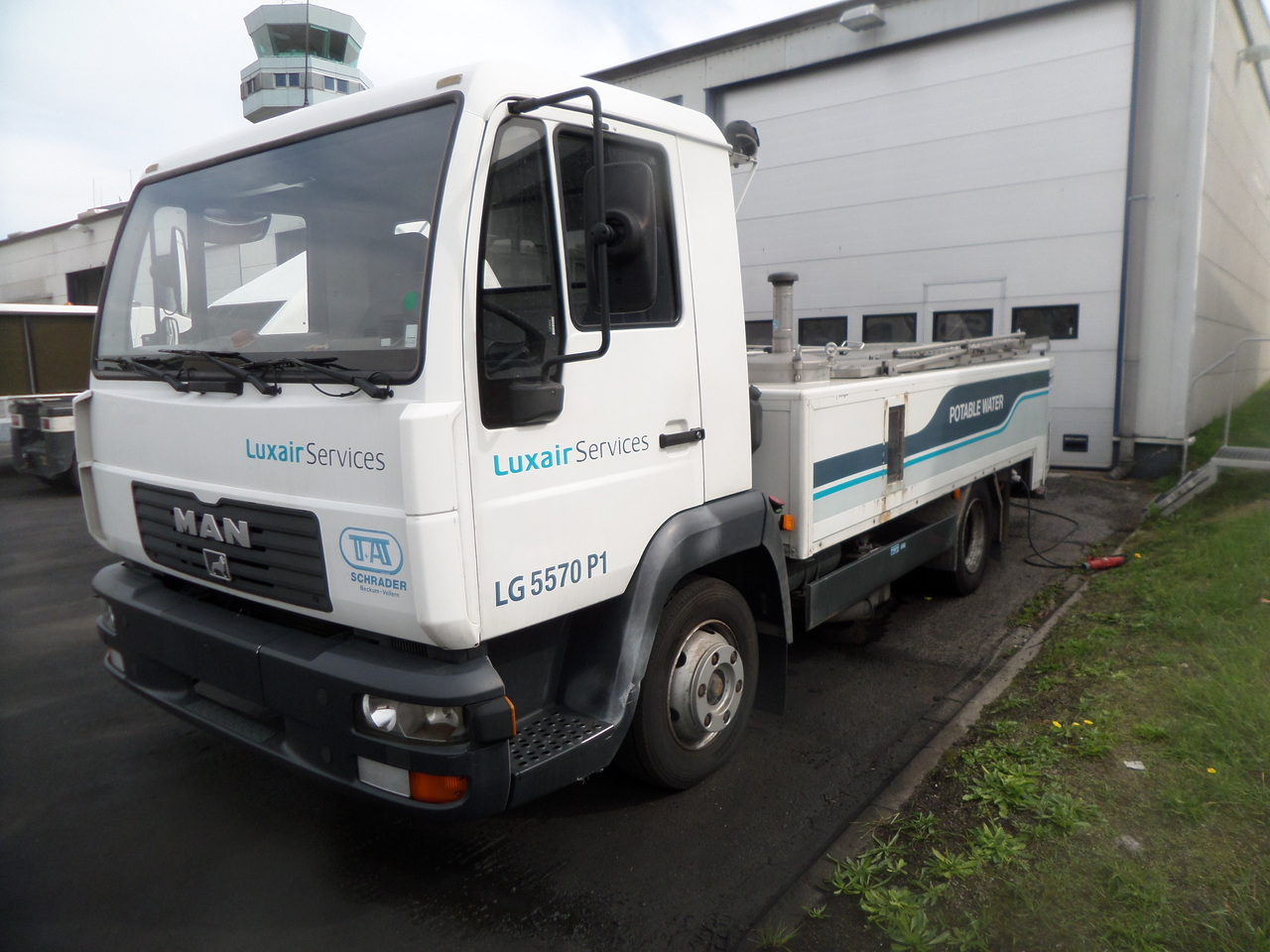 Schrader Water truck WSU 3000 MAN - Ground support equipment: afbeelding 1 Schrader Water truck WSU 3000 MAN - Ground support equipment: afbeelding 1
