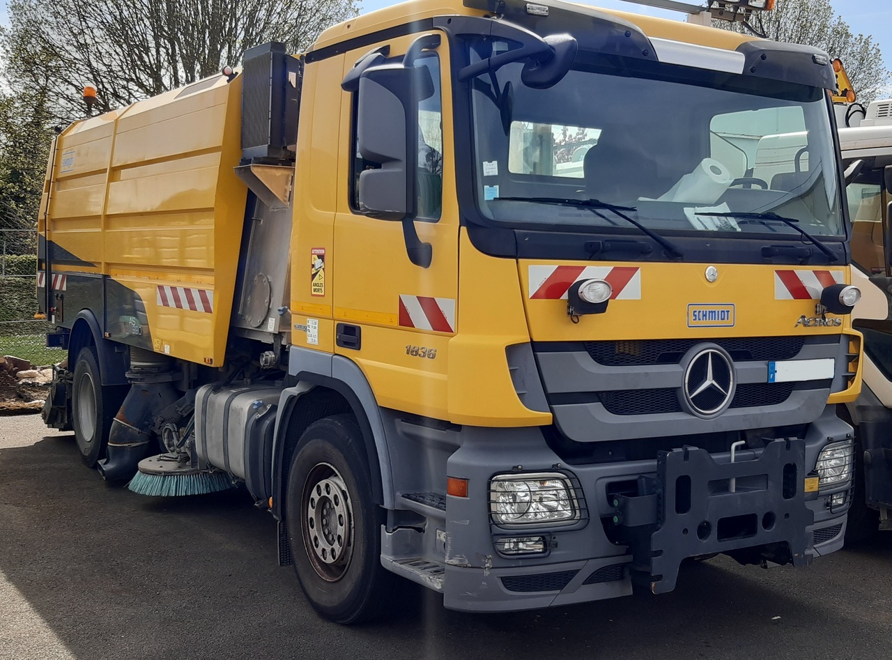 Runway Sweeper Schmidt AS990 - Veegwagen: afbeelding 1 Runway Sweeper Schmidt AS990 - Veegwagen: afbeelding 1