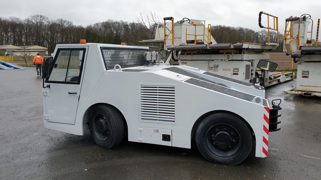 SOVAM K100 - Vliegtuigtrekker: afbeelding 4 SOVAM K100 - Vliegtuigtrekker: afbeelding 4