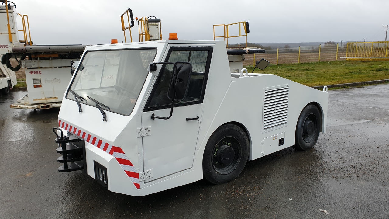 SOVAM K100 - Vliegtuigtrekker: afbeelding 3 SOVAM K100 - Vliegtuigtrekker: afbeelding 3