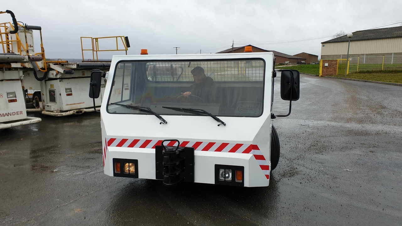 SOVAM K100 - Vliegtuigtrekker: afbeelding 4 SOVAM K100 - Vliegtuigtrekker: afbeelding 4