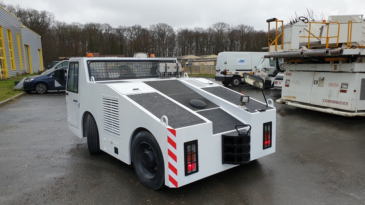 SOVAM K100 - Vliegtuigtrekker: afbeelding 3 SOVAM K100 - Vliegtuigtrekker: afbeelding 3