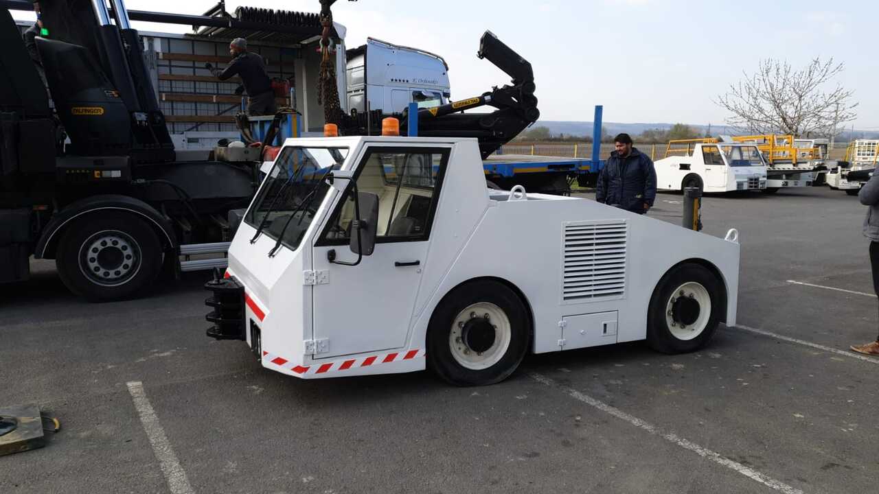 SOVAM K100 - Vliegtuigtrekker: afbeelding 2 SOVAM K100 - Vliegtuigtrekker: afbeelding 2
