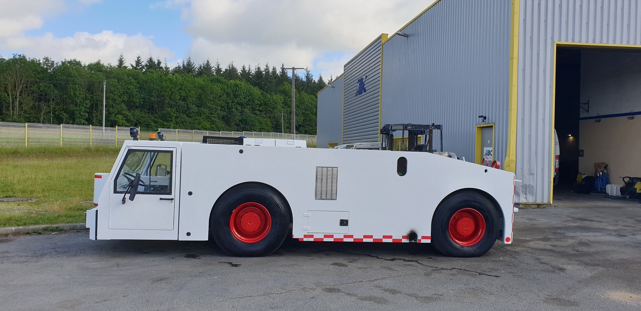 SOVAM K250 - Vliegtuigtrekker: afbeelding 1 SOVAM K250 - Vliegtuigtrekker: afbeelding 1