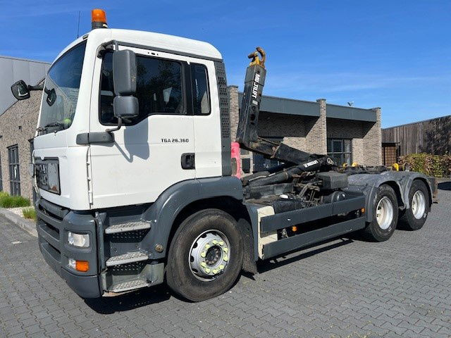 MAN TGA 26.360 .360 6X2 Hooksystem - Containertransporter/ Wissellaadbak vrachtwagen: afbeelding 1 MAN TGA 26.360 .360 6X2 Hooksystem - Containertransporter/ Wissellaadbak vrachtwagen: afbeelding 1