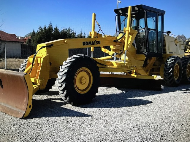 Komatsu GD530A mit 5-Zahn Heckaufreißer - Grader: afbeelding 1 Komatsu GD530A mit 5-Zahn Heckaufreißer - Grader: afbeelding 1