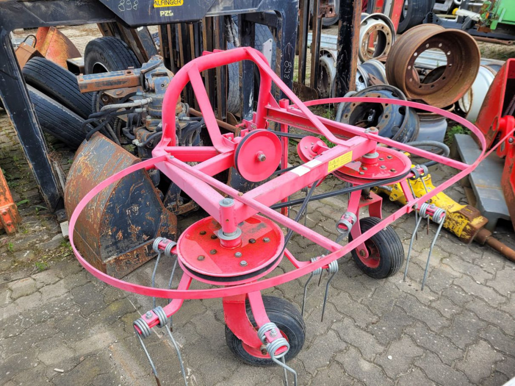 KUBOTA Trecker 1400 Diverse mit Zapfwelle am Heck und Heuwender - Mini tractor: afbeelding 2 KUBOTA Trecker 1400 Diverse mit Zapfwelle am Heck und Heuwender - Mini tractor: afbeelding 2