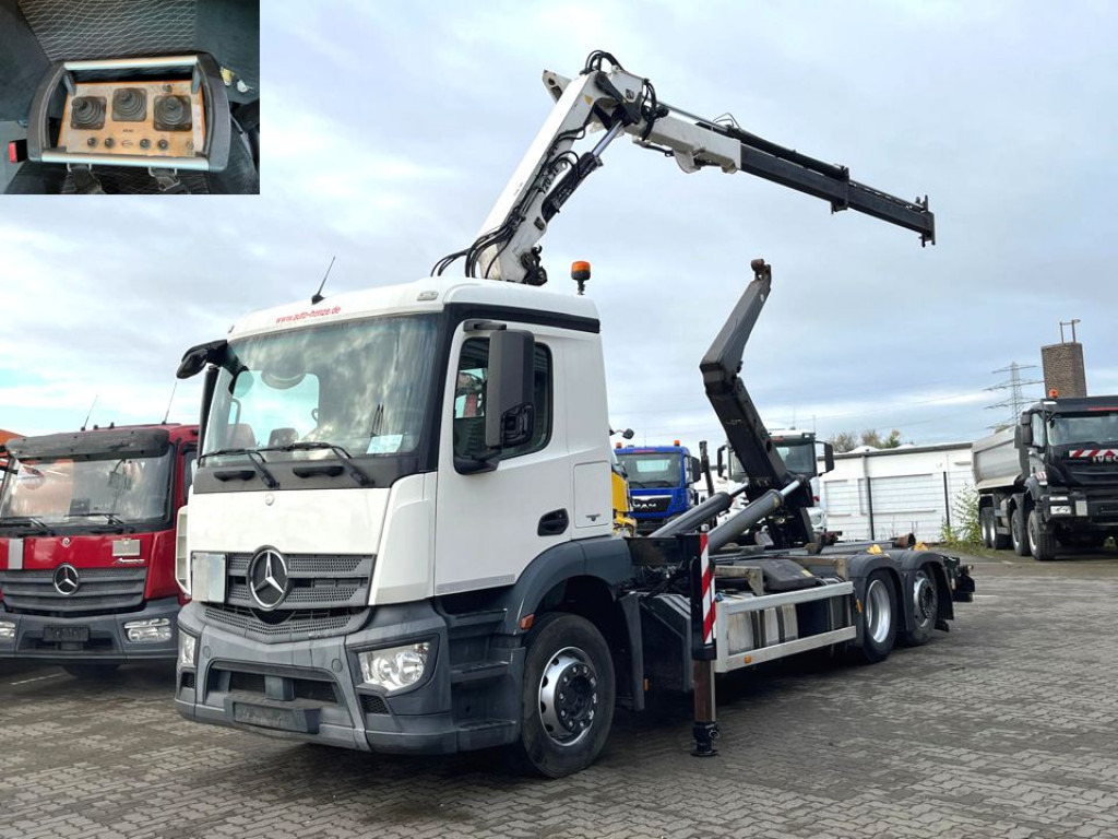 MERCEDES-BENZ Antos 2543 L 6x2 Abrollkipper mit Kran Funk+Greiferst. - Haakarmsysteem vrachtwagen, Kraanwagen: afbeelding 1 MERCEDES-BENZ Antos 2543 L 6x2 Abrollkipper mit Kran Funk+Greiferst. - Haakarmsysteem vrachtwagen, Kraanwagen: afbeelding 1