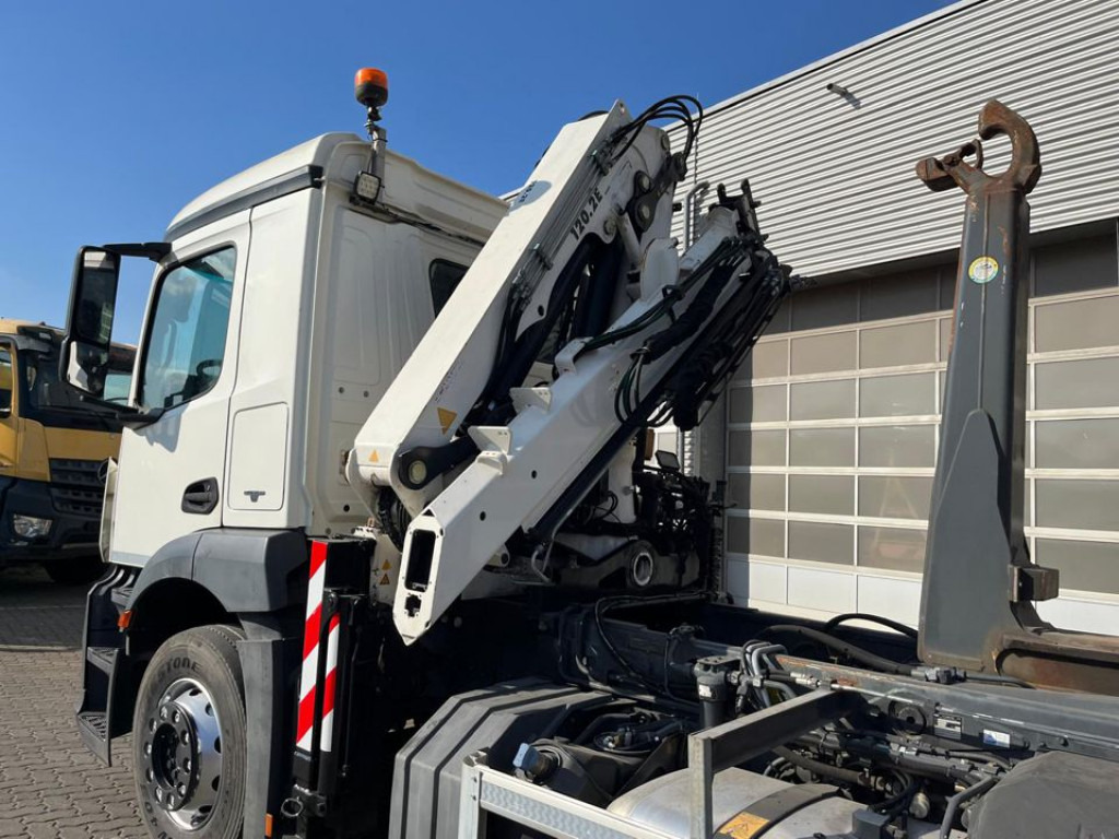 MERCEDES-BENZ Antos 2543 L 6x2 Abrollkipper mit Kran Funk+Greiferst. - Haakarmsysteem vrachtwagen, Kraanwagen: afbeelding 5 MERCEDES-BENZ Antos 2543 L 6x2 Abrollkipper mit Kran Funk+Greiferst. - Haakarmsysteem vrachtwagen, Kraanwagen: afbeelding 5