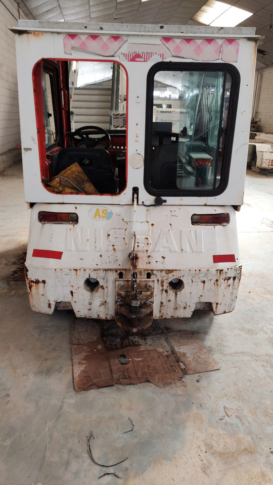 FV02 Nissan Baggage Tractor - Bagagetrekker: afbeelding 2 FV02 Nissan Baggage Tractor - Bagagetrekker: afbeelding 2