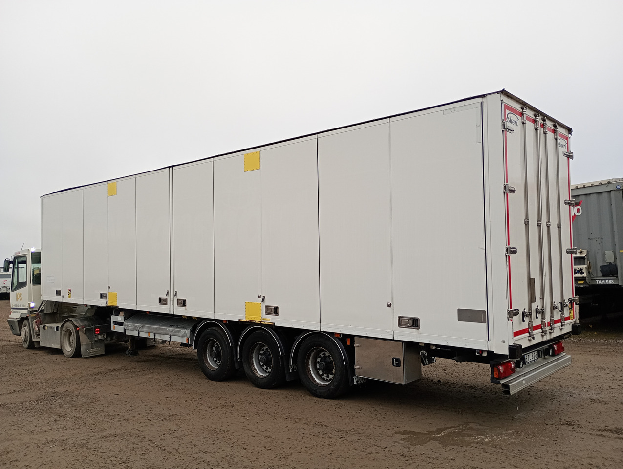 EKERI BOX OPENSIDE - TARP ROOF - HUCKEPACK - Gesloten oplegger: afbeelding 2 EKERI BOX OPENSIDE - TARP ROOF - HUCKEPACK - Gesloten oplegger: afbeelding 2