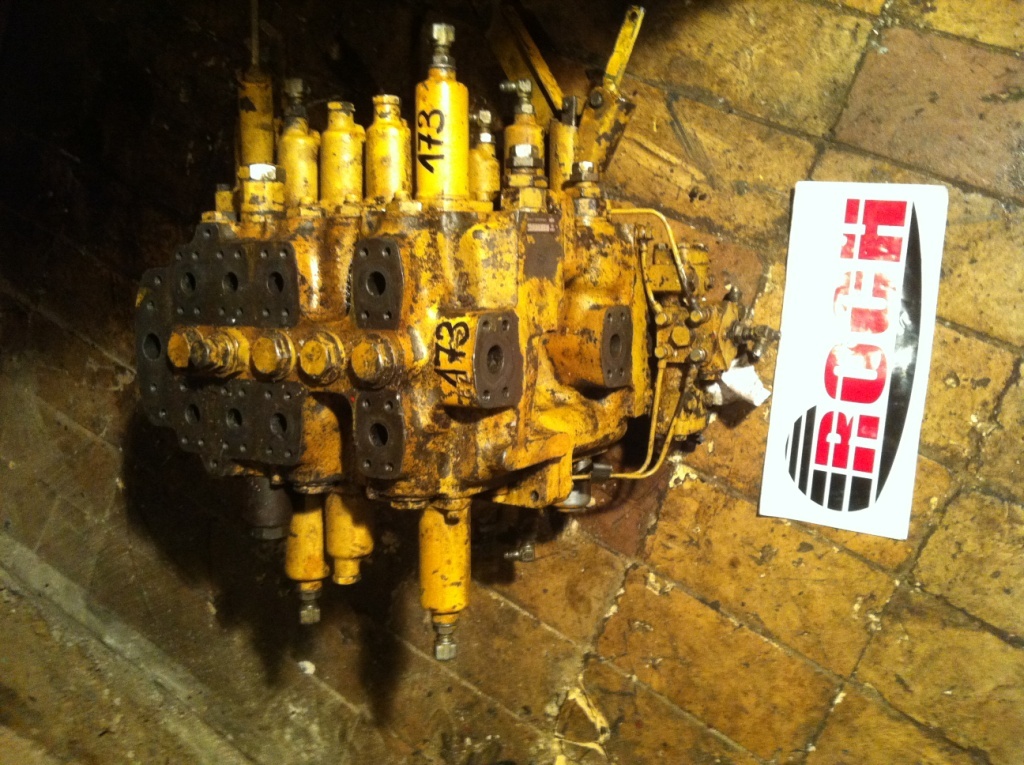 KOMATSU 91A062M - 9 SEKCYJNY - Hydraulische klep voor Bouwmachine: afbeelding 1 KOMATSU 91A062M - 9 SEKCYJNY - Hydraulische klep voor Bouwmachine: afbeelding 1