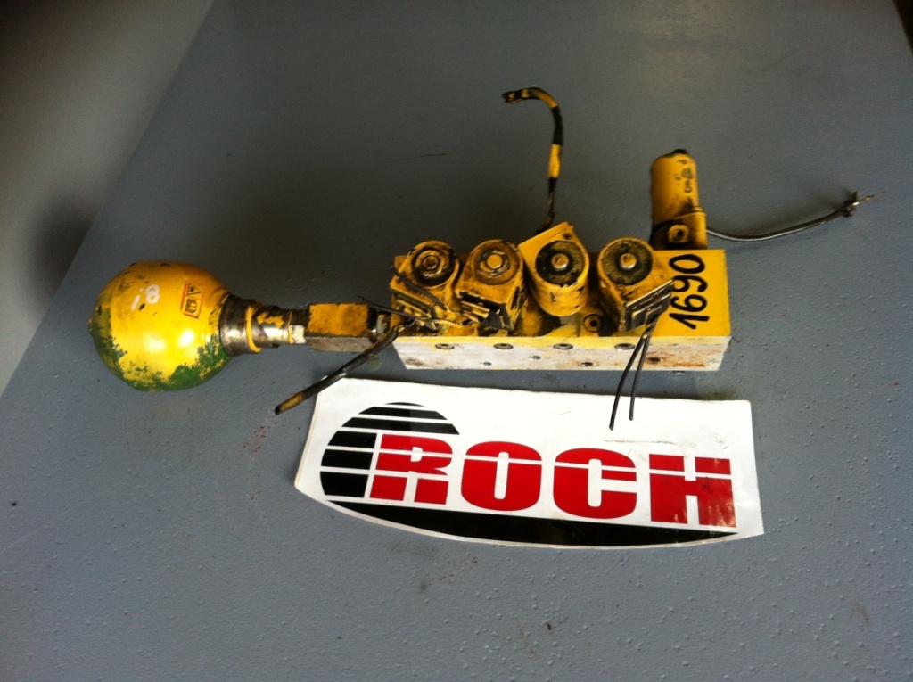 KOMATSU BLOK STEROWNICZY + HYDROAKUMULATOR 95671621 7-1 05 + CEWKI 31635 28VDC - Hydraulische klep voor Mobiele graafmachine: afbeelding 1 KOMATSU BLOK STEROWNICZY + HYDROAKUMULATOR 95671621 7-1 05 + CEWKI 31635 28VDC - Hydraulische klep voor Mobiele graafmachine: afbeelding 1